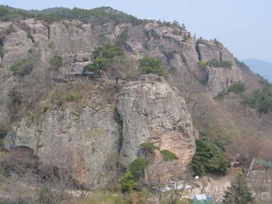 천마봉에서 바라본 내원궁이 바위산에 사쁜히 앉아있다. 한편에 거대한 마애불도 보인다. 